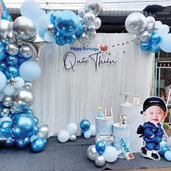 Bé trai xanh dương